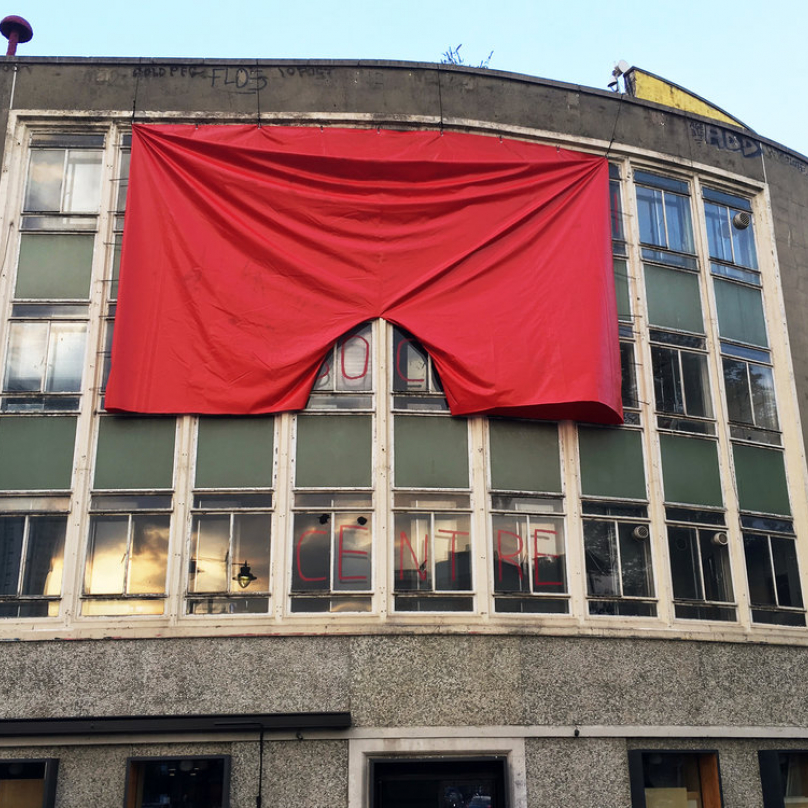 Červené trenky na budově londýnské galerie budou vlát jen do konce července. Pak má být galerie zrušena.
