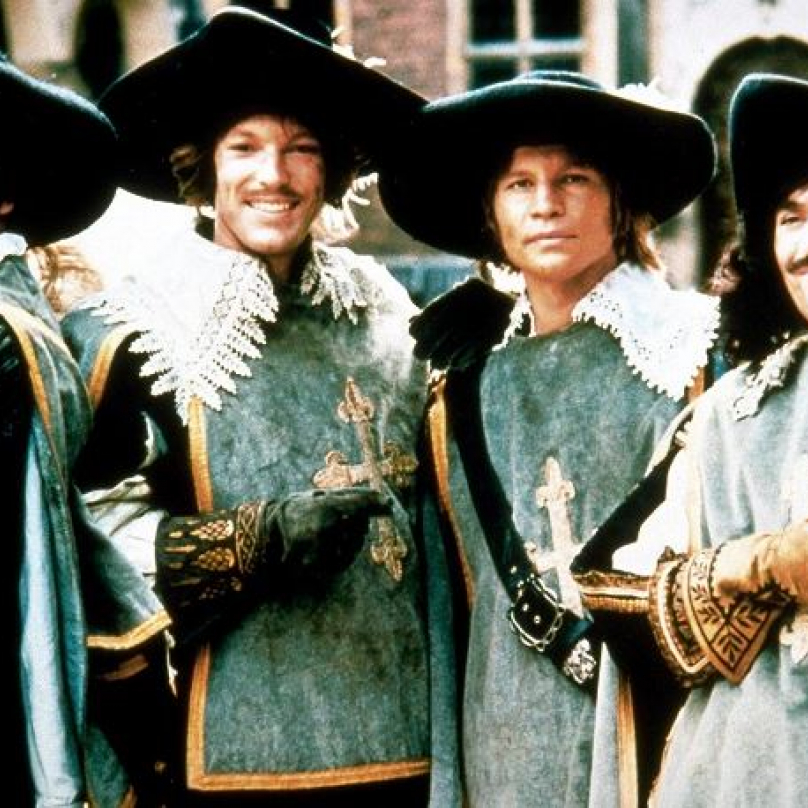 Tři mušketýři a jejich věrný přítel d&#039;Artagnan. Slavné filmové zpracování z roku 1973. Oliver Reed, Richard Chamberlain, Michael York, Frank Finlay.