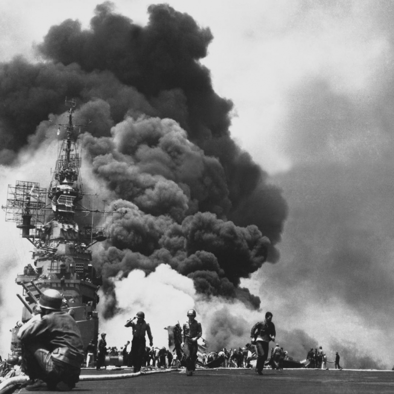 Letadlová loď Námořnictva Spojených států USS Bunker Hill po dvou útocích kamikadze, které následovaly 30 sekund po sobě. Vážně poškozenou loď se podařilo opravit.