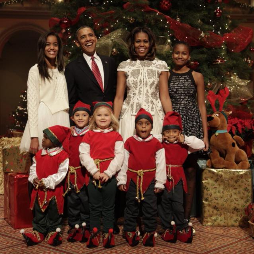 Obamovi a jejich Vánoce v roce 2017. Asi klidnější než těch předchozích osm.