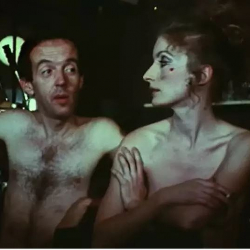 The Nude Restaurant (1967). Režie Andy Warhol. Na snímku Viva a Taylor Mead.