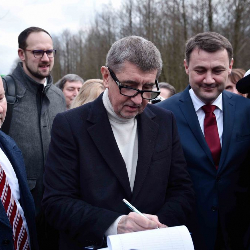 Babiš podepisuje petici a vše je tím vyřešeno