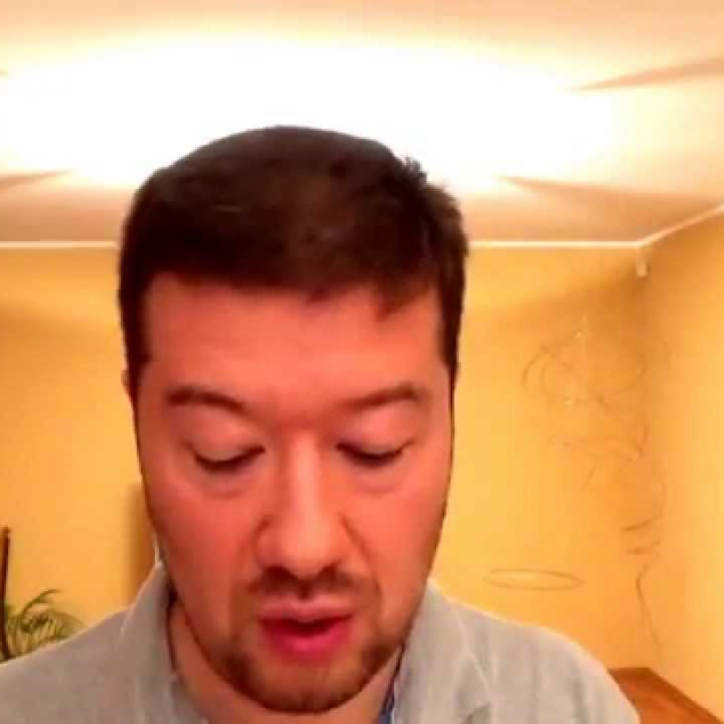Tomio má svatozář.