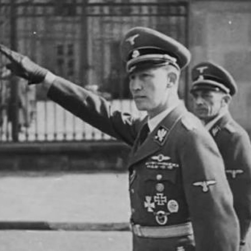 Zastupující říšský protektor SS Obergruppenführer Reinhard Heydrich osobně.