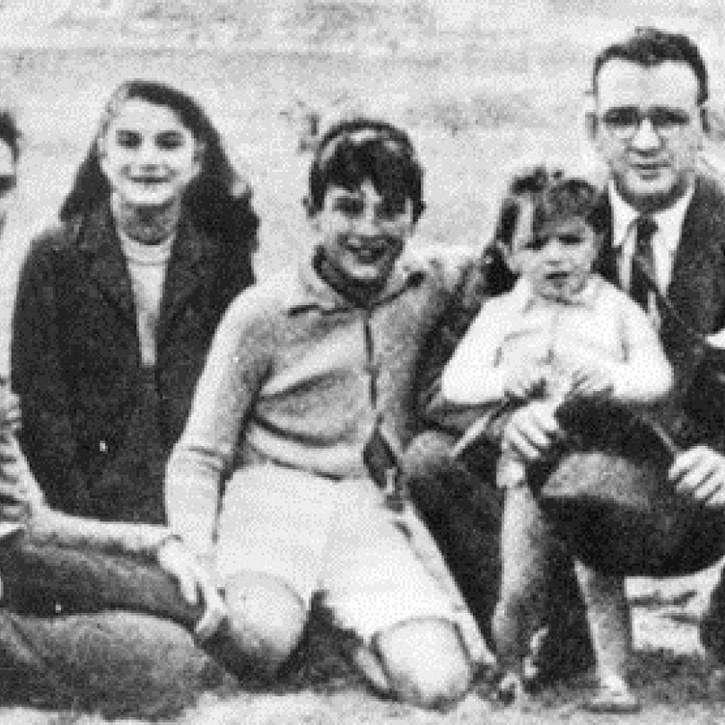 Mladý Che Guevara (vlevo) s rodiči a sourozenci.