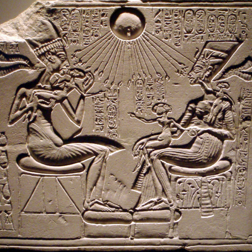 Achnaton a Nefertiti s dětmi