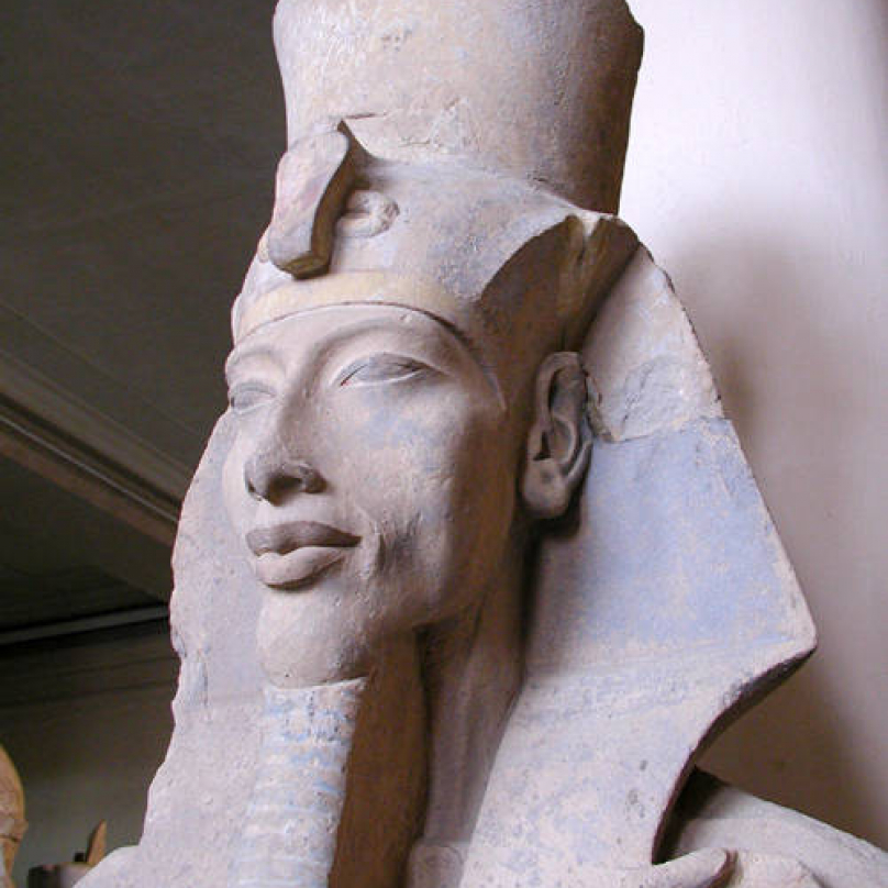 Achnaton – kolosální socha v egyptském muzeu v Káhiře