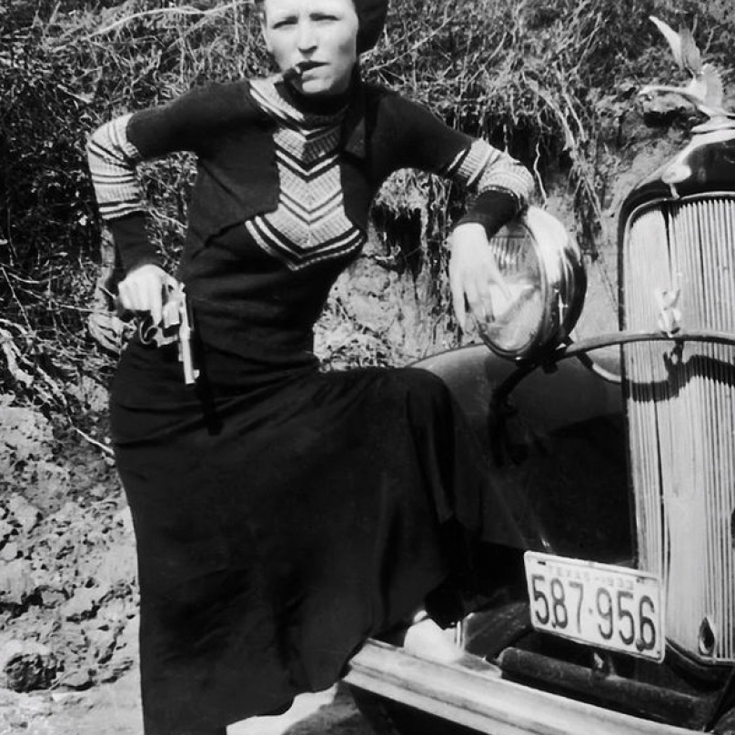 Bonnie pózující s doutníkem a revolverem