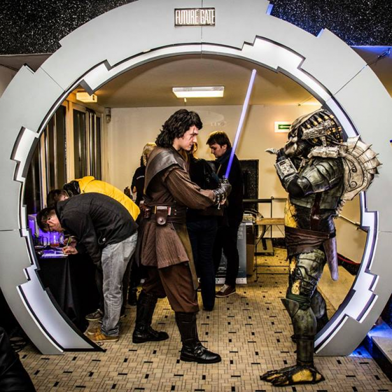 Festival sci-fi filmů Future Gate se doposud konal v letenském Oku, teď se přesouvá do Lucerny. Tématické dekorace a cosplayeři jeho součástí ale zřejmě zůstanou i v centru Prahy.