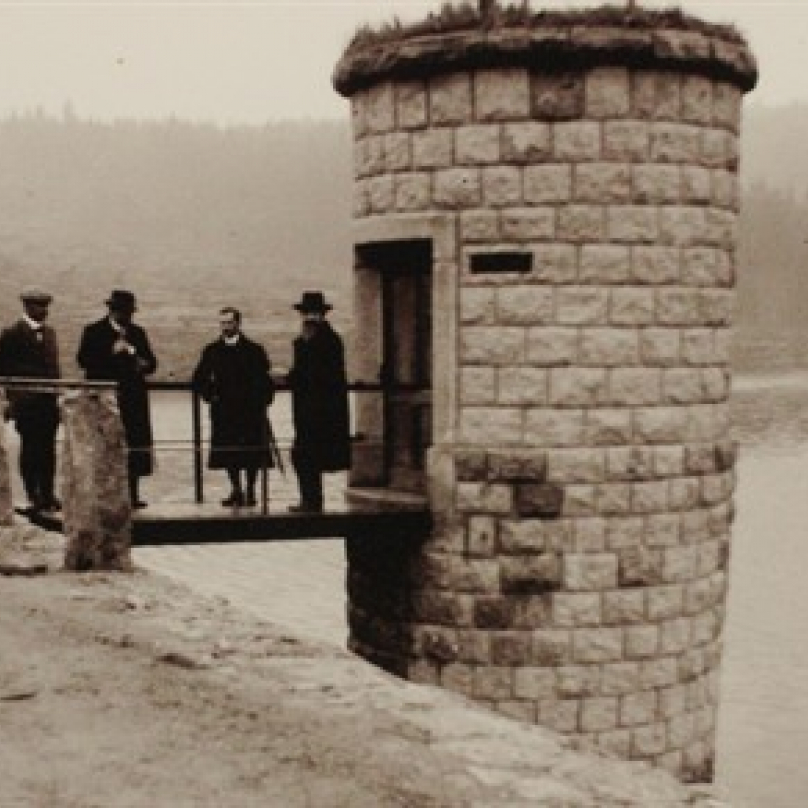 Historická fotografie napůl napuštěné přehrady jen pár měsíců před katastrofou.