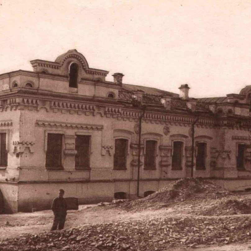 Dnes již zbořený dům důlního inženýra Ipaťjeva v Jekatěrinburgu, kde byl ve sklepě zavražděn car se svou rodinou.