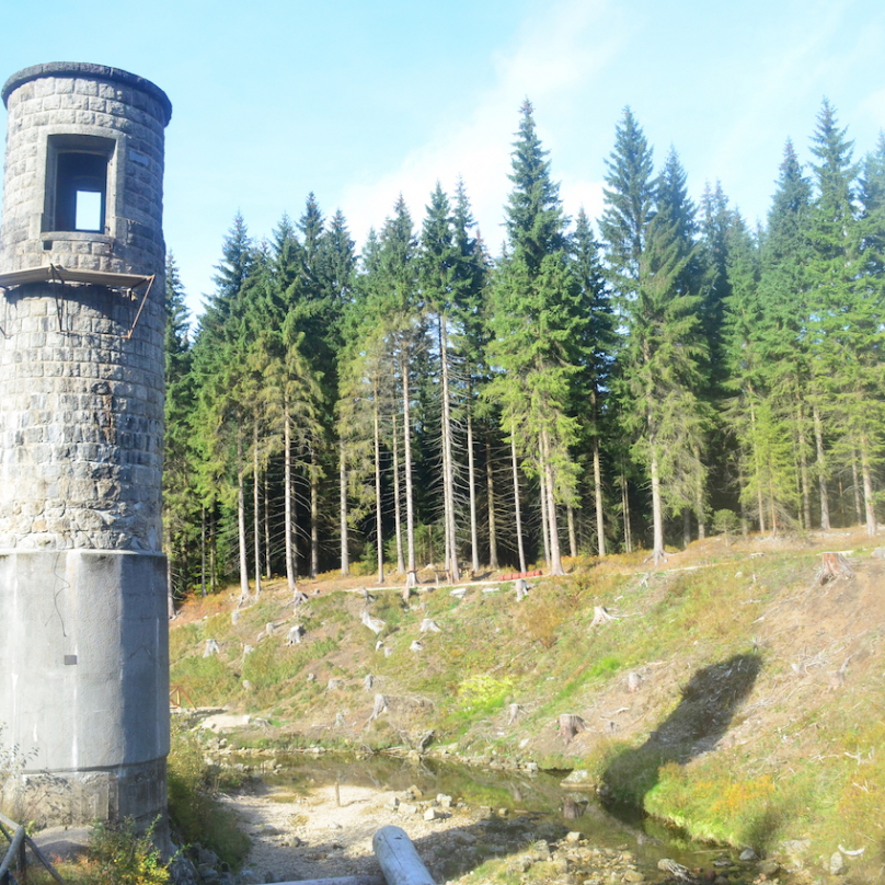 Bývalá ovládací věž přehrady s výpustí. Hráz kolem ní odnesla voda.