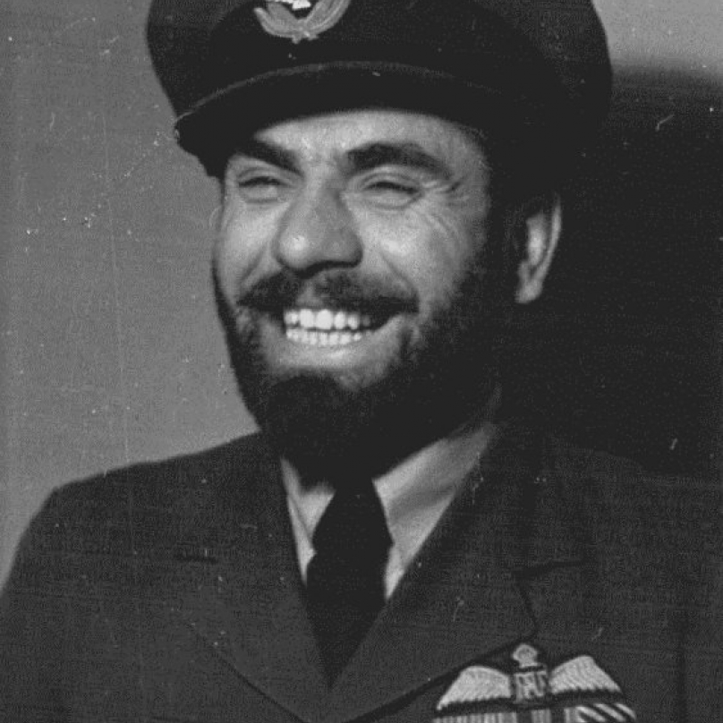 Fajtl se svým typickým plnovousem. Československý pilot byl jediným neidickým letcem RAF, kterému byly vousy povoleny. 