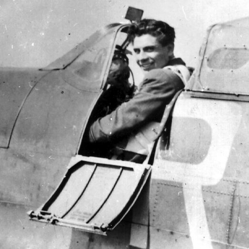Jako voják začínal Fajtl u pěšího pluku, následně se ale naučil pilotovat letadlo, u čehož setrval. Stal se tak nejznámějším českým vojenským pilotem druhé světové války.