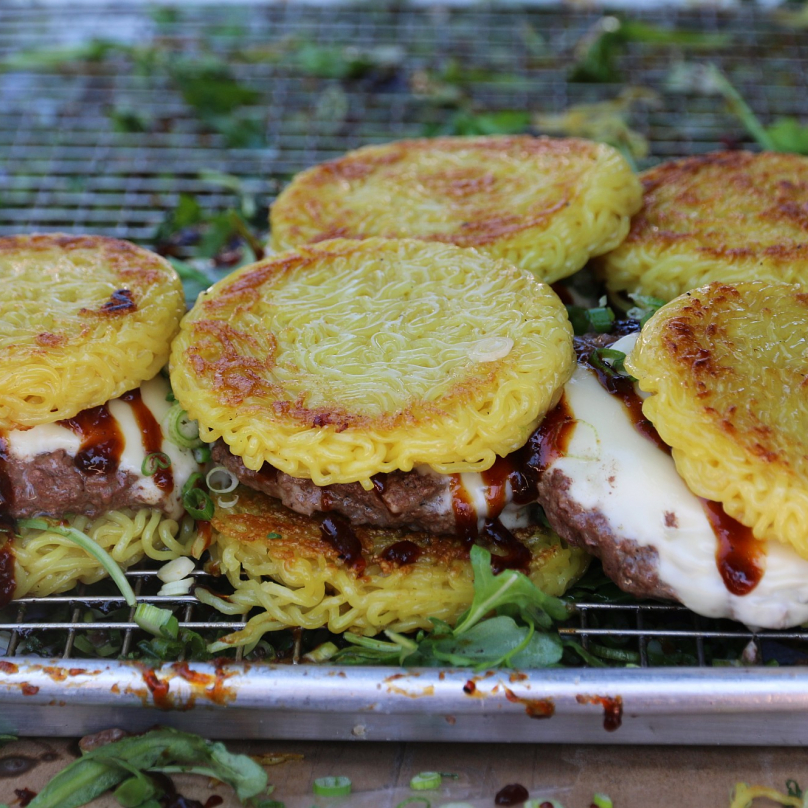 Burger s nudlemi – jednoduše překvapivá a překvapivě chutná fúze Západu a Východu