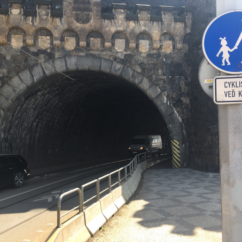 Vyšehradským tunelem smějí cyklisté procházet jen pěšky a vést kolo. Myslíte, že to dodržují?