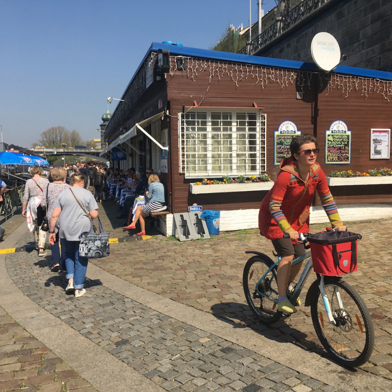 Náplavka u přístaviště parníků. Do zúženého místa plného chodců pustil cyklisty asi nějaký idiot. 