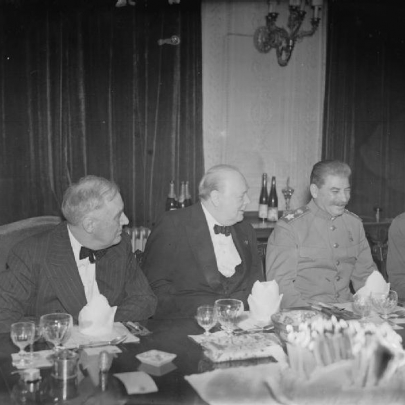 Na banketu během konference v Teheránu se Stalin choval normálně. Když ale hostil své podřízené komunisty v Sovětském svazu, většinou je opil do němoty.