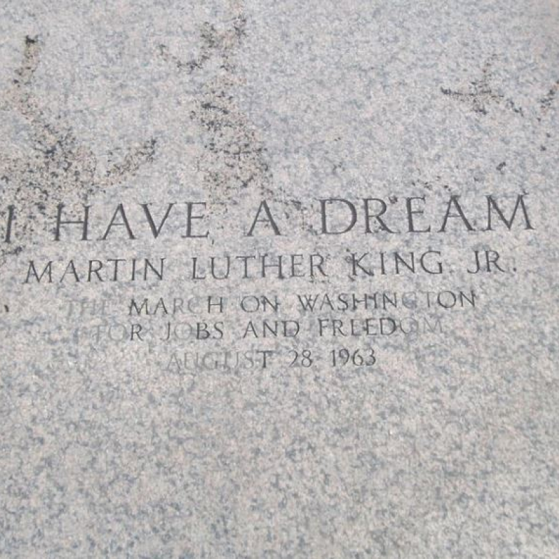 Pamětní plaketa, která je dnes umístěna na tom místě schodů Lincolnova památníku, kde King pronesl svá památná slova.