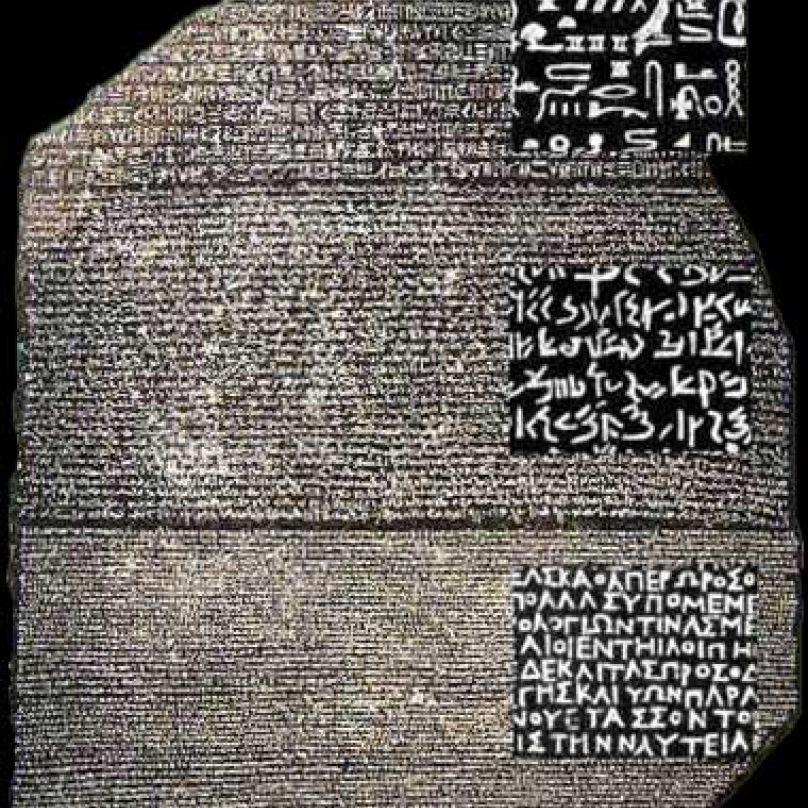 Rosettská deska objevená během Napoleonova tažení do Egypta se stala klíčem k rozluštění hieroglyfů.