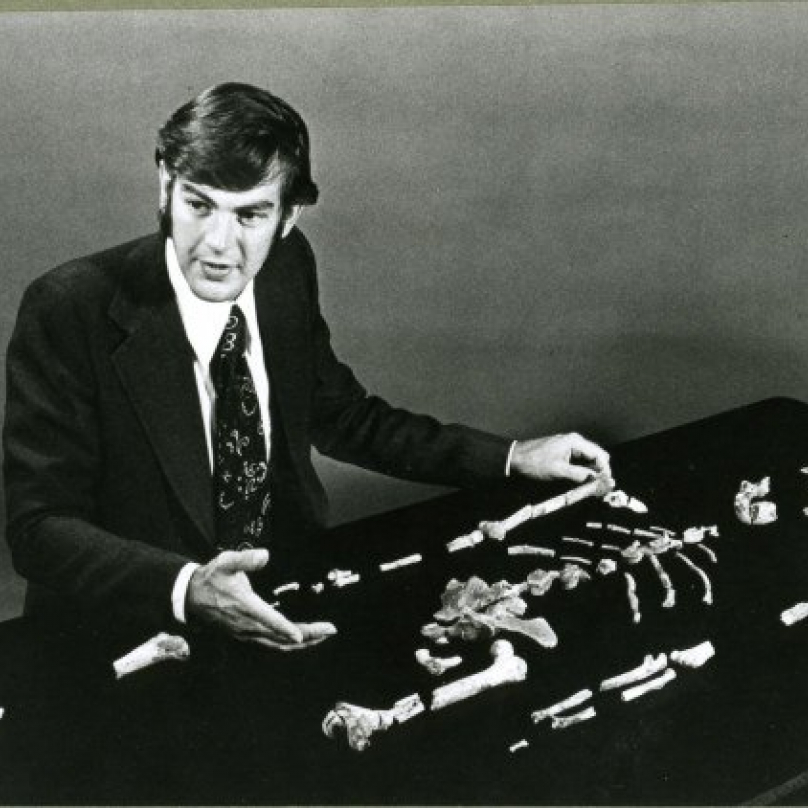 Paleoantropolog Donald Johnson nad svým nálezem
