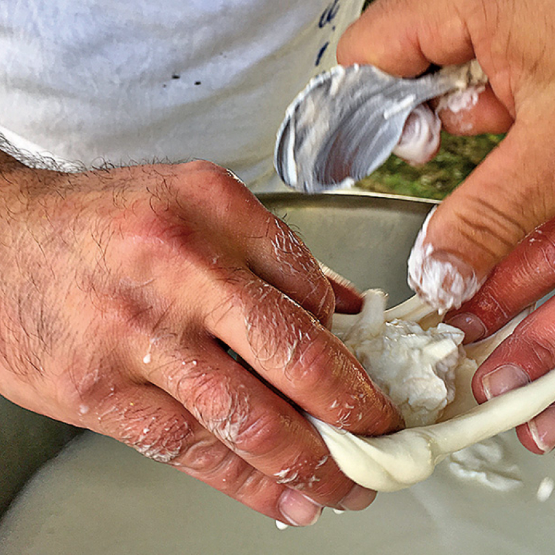 Burrata – mozzarella plněná smetanou.