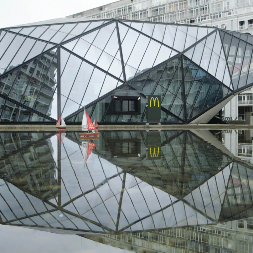 Čerpací stanice a McDonald’s v Batumi. Stavba, kterou projektoval gruzínský architekt Giorgi Khmaladze, v sobě dovedně odděluje oba provozy, benzinku od restaurace.