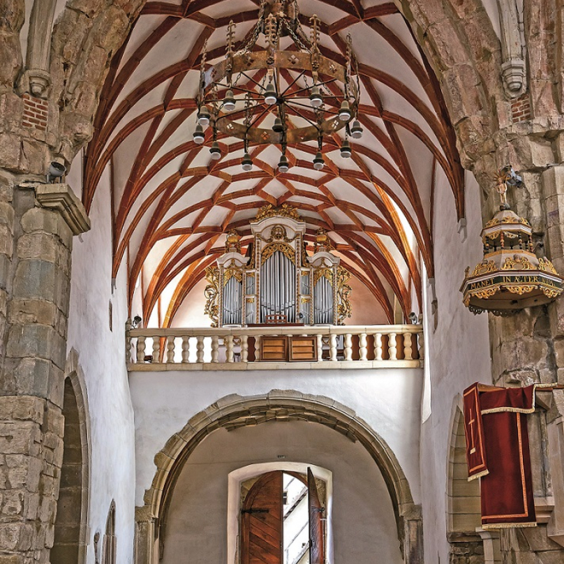 Interiér kostela v Prejmer / Tartlau