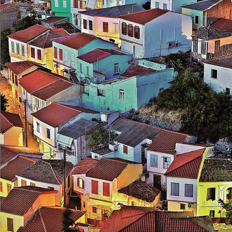 Barevné domky ve městě Samos. 