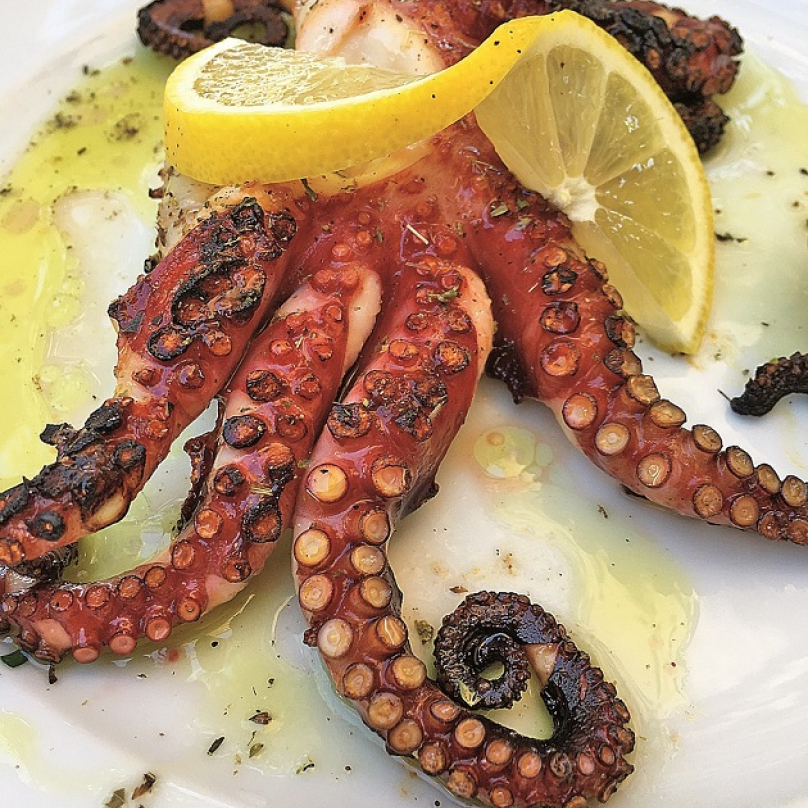 Grilovaná chobotnice, typické jídlo na Samosu.