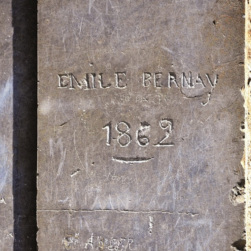 Persepolis: v palácovém komplexu jsou ‚vandalské‘ zásahy Evropanů cestujících a pracujících v Persii. Emile Bernay byl tlumočníkem francouzského vyslanectví v Teheránu
