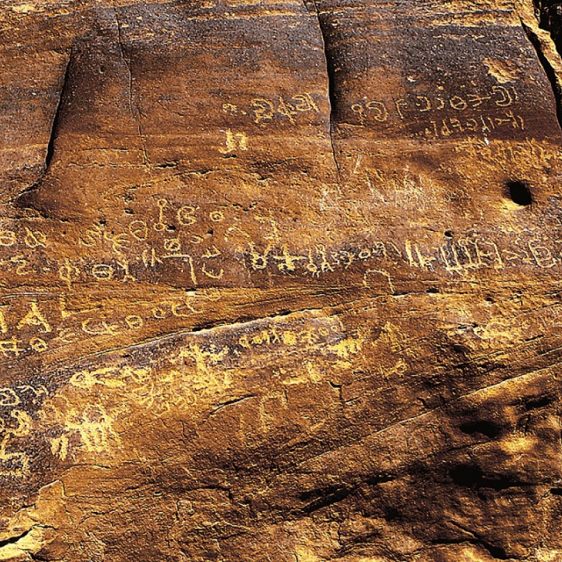 Wadi Rum: na skalách v této jordánské poušti studují historici desítky tisíc nápisů a obrázků, od nejstarších z dob před 12 tisíci lety až po ty novější, které dokumentují chronologii vývoje písma.