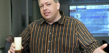 Se studiem práv se Chovanec vyznamenal stejně jako s čepováním piva na této fotografii.