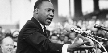 Kněz Martin Luther King junior se stal jednou z nejvýznamnějších postav v boji za rasovou rovnoprávnost. Jeho projev před 60 lety změnil svět.
