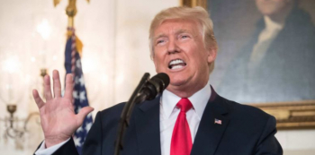 Trump odsoudil jednání neonacistů. Trvalo mu to tři dny a musela kvůli tomu zemřít nevinná mladá žena.