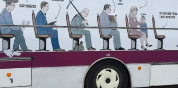 Česká pirátská strana pro kontaktní kampaň zvolila netradiční dopravní prostředek - vyřazený vězeňský autobus s podobiznami politiků.