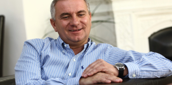 Prezidentský kancléř Vratislav Mynář je ukázkou prohnilosti lidí, kterými se obklopuje Miloš Zeman. Momentálně se může smát tomu, že Česku opět udělal mezinárodní ostudu.