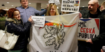 Jednání soudu byla hojně navštěvována odpůrci islámu. Soud se sice přiklonil k jejich názoru, to ale neomlová fauly, kterých se během procesu dopouštěli, například útoky na advokátku Korbelovou.