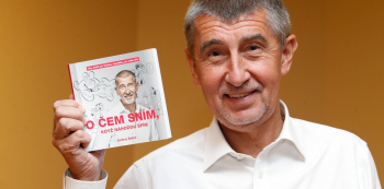 Andrej Babiš se svou knížkou. Ta ho nyní možná dostane do maléru.