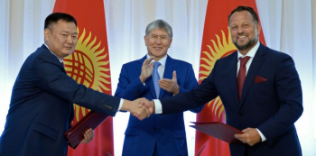 Kyrgyzský prezident Almazbek Atambajev při podpisu smlouvy s pochybnou českou společností Liglass. Radost z lidmi z okolí MIloše Zemana domluveného kontraktu ale již vyprchala.
