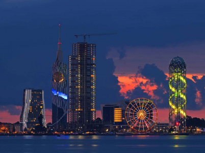 Batumi rozkládající se na břehu Černého moře se z někdejšího sovětského resortu má ambici stát světově vyhledávanou destinací.