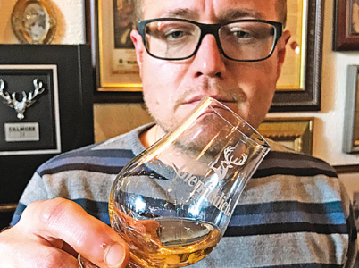 Whisky se zhodnotí pohledem, zakrouží se s ní ve sklence a po malých doušcích se usrkává. 