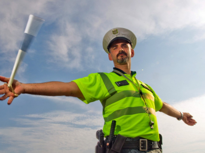 Tento příslušník už nacvičuje trestné údery pendrekem