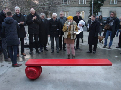 Lavička Ferdinanda Vaňka stojí na Praze 6. Je červená a dlouhá symbolických 1989 milimetrů.