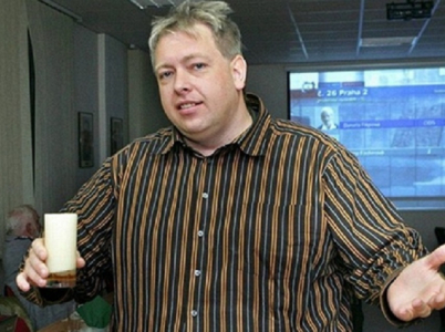 Se studiem práv se Chovanec vyznamenal stejně jako s čepováním piva na této fotografii.