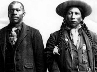 I američtí indiáni vlastnili v minulosti černé otroky. Jejich potomci dnes usilují o zrovnoprávnění.