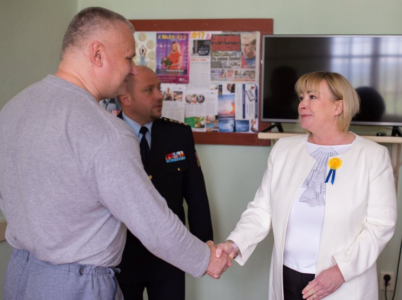 Jiné první dámy navštěvují dětské domovy a domovy důchodců. Ivana Zemanová raději zajede do vězení za Jiřím Kajínkem.