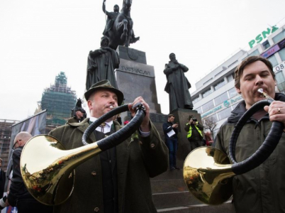 Už troubějí, už troubějí, na horách je Lenin...