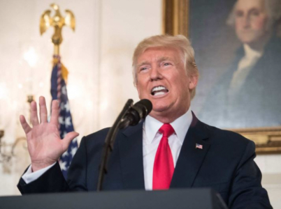 Trump odsoudil jednání neonacistů. Trvalo mu to tři dny a musela kvůli tomu zemřít nevinná mladá žena.