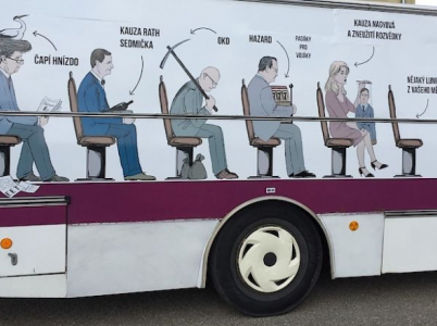 Česká pirátská strana pro kontaktní kampaň zvolila netradiční dopravní prostředek - vyřazený vězeňský autobus s podobiznami politiků.